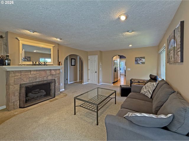 10120 Se WALNUT Dr, Happy Valley, OR 97086