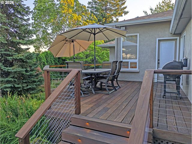 10120 Se WALNUT Dr, Happy Valley, OR 97086