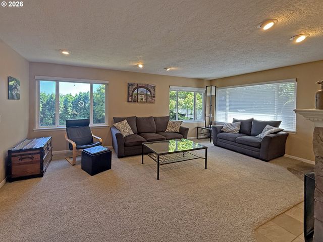 10120 Se WALNUT Dr, Happy Valley, OR 97086