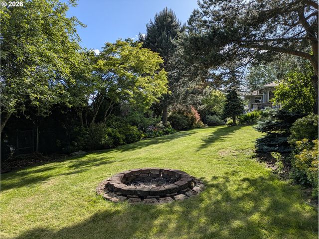 10120 Se WALNUT Dr, Happy Valley, OR 97086