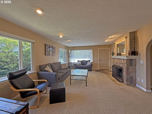 10120 Se WALNUT Dr, Happy Valley, OR 97086