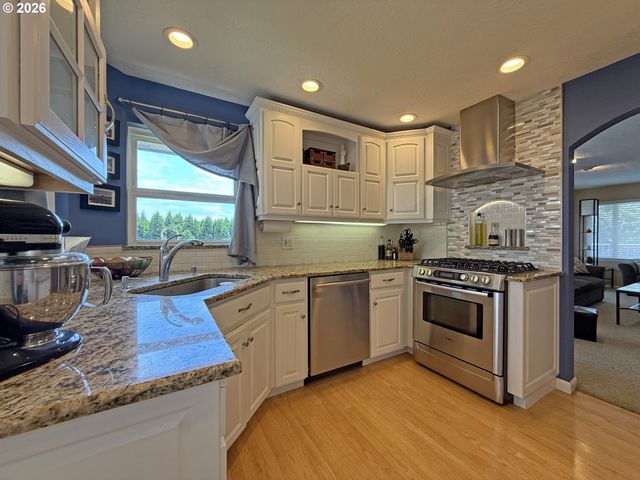 10120 Se WALNUT Dr, Happy Valley, OR 97086