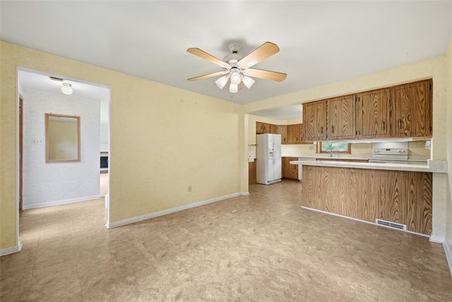139 E Edgewood Dr, Peters Twp, PA 15317