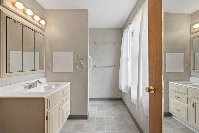 139 E Edgewood Dr, Peters Twp, PA 15317