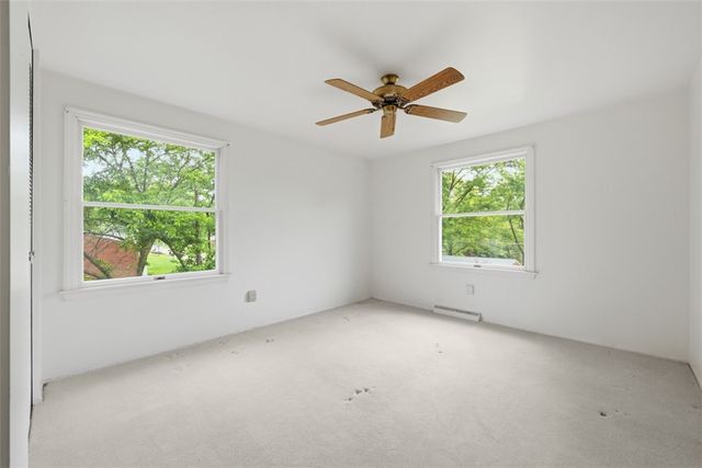139 E Edgewood Dr, Peters Twp, PA 15317