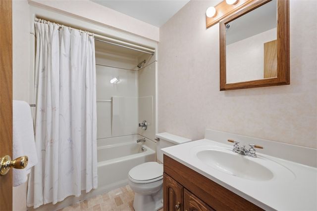 139 E Edgewood Dr, Peters Twp, PA 15317