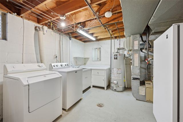 139 E Edgewood Dr, Peters Twp, PA 15317