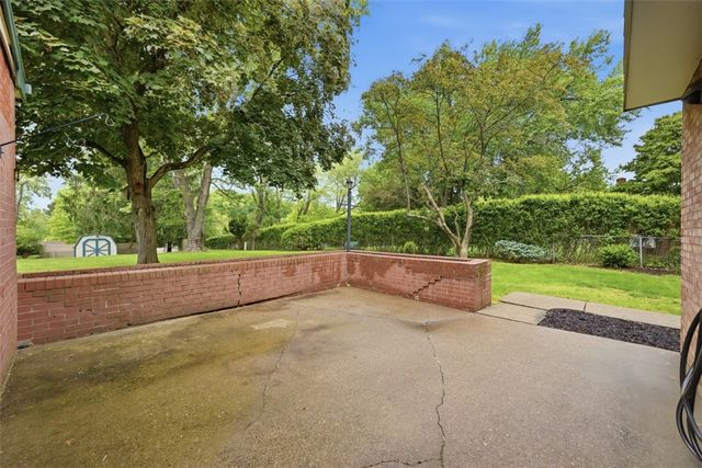 139 E Edgewood Dr, Peters Twp, PA 15317