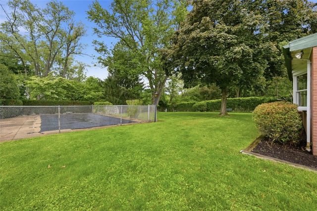 139 E Edgewood Dr, Peters Twp, PA 15317