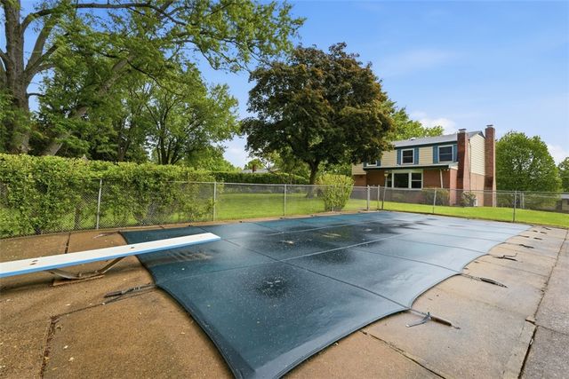 139 E Edgewood Dr, Peters Twp, PA 15317