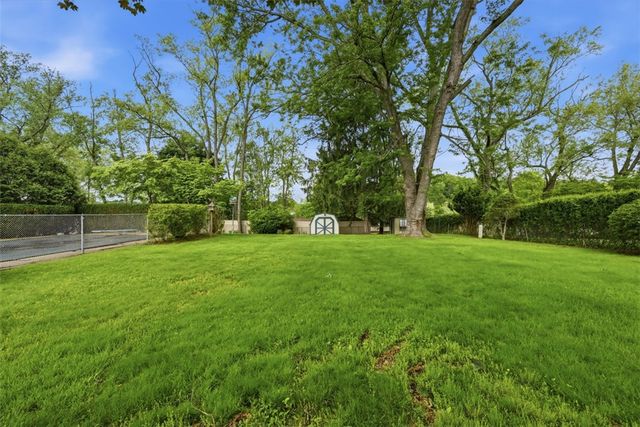 139 E Edgewood Dr, Peters Twp, PA 15317