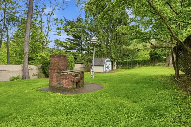 139 E Edgewood Dr, Peters Twp, PA 15317