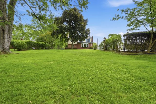 139 E Edgewood Dr, Peters Twp, PA 15317