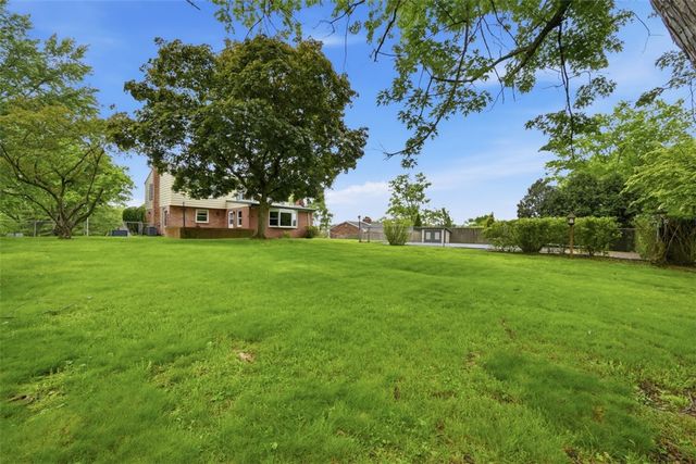 139 E Edgewood Dr, Peters Twp, PA 15317