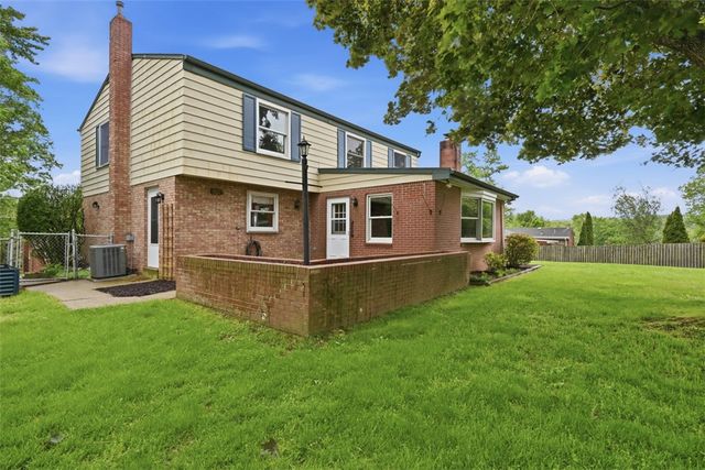 139 E Edgewood Dr, Peters Twp, PA 15317