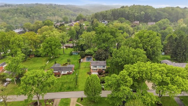 139 E Edgewood Dr, Peters Twp, PA 15317