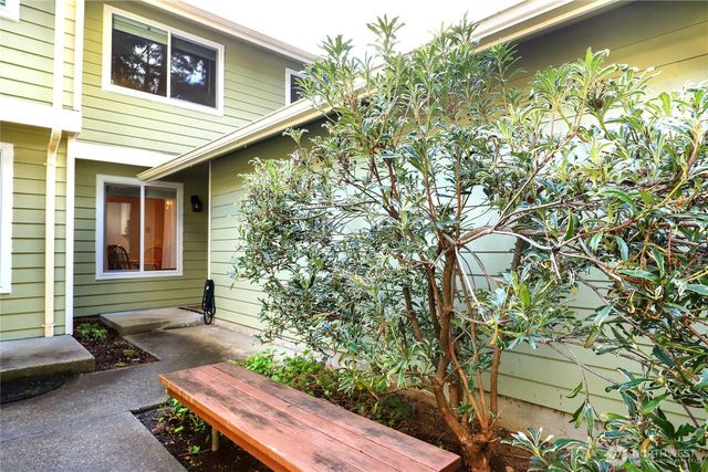 3957 NW Fairway Lane, Bremerton, WA 98312