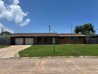 910 San Jacinto Avenue, Texas City, TX 77590