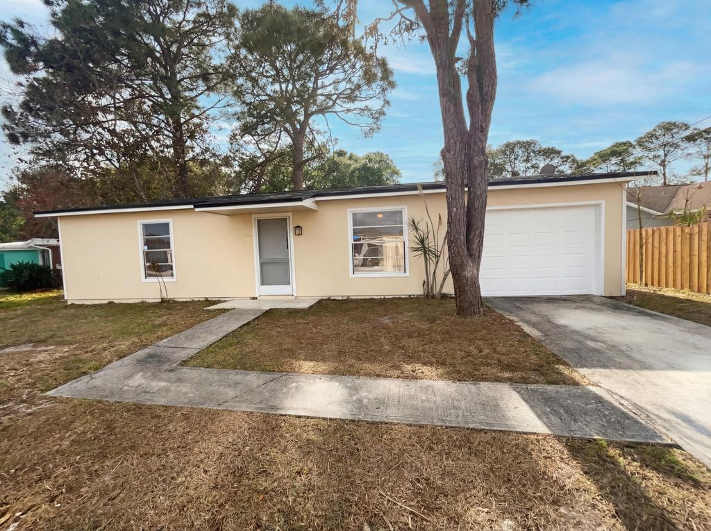 1118 SE Proctor Lane, Port St. Lucie, Port St Lucie, FL 34983