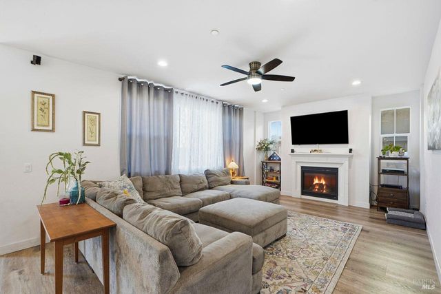 1617 Sorrel St, Santa Rosa, CA 95403