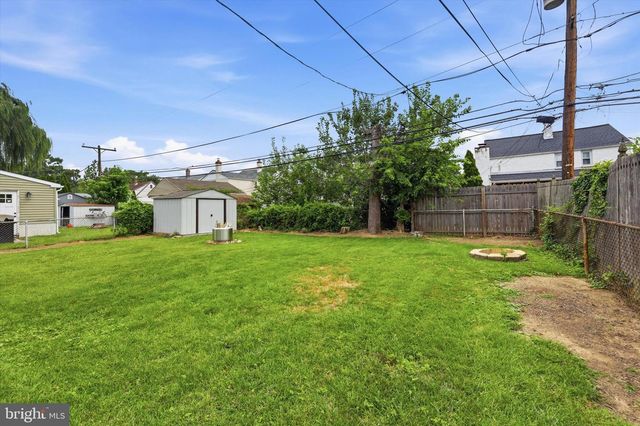 864 QUAINT ST, Secane, PA 19018