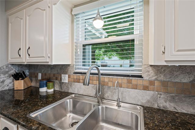 22 Hideaway Drive, Friendswood, TX 77546