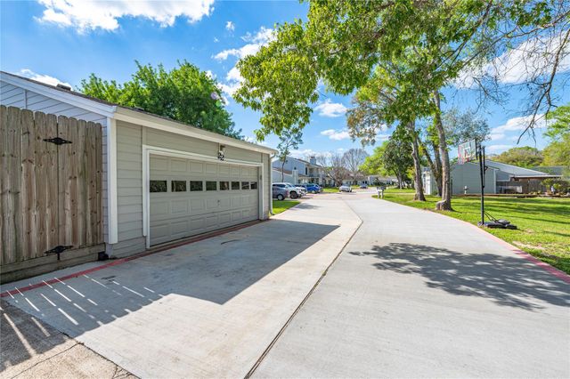 22 Hideaway Drive, Friendswood, TX 77546