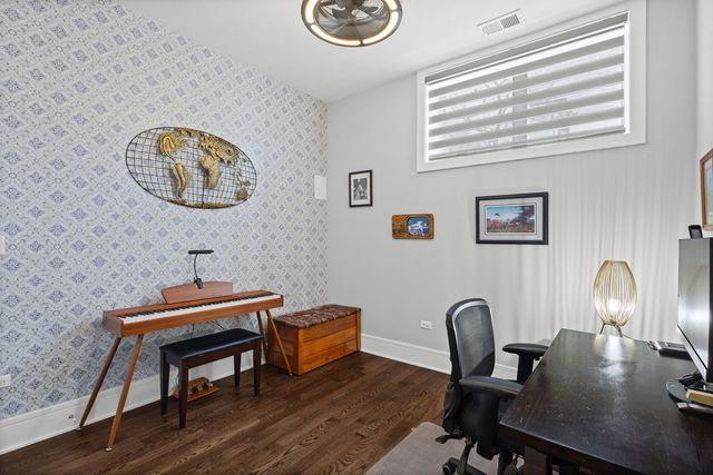5748 N Hermitage Avenue 106, Chicago, IL 60660