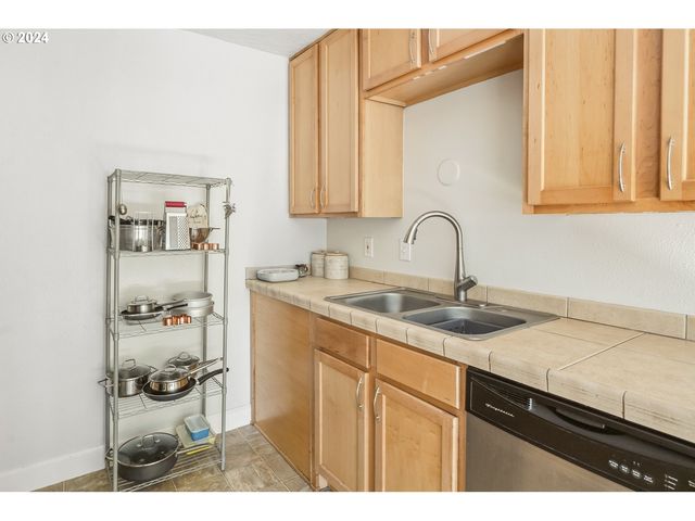 9221 N LOMBARD St 12, Portland, OR 97203