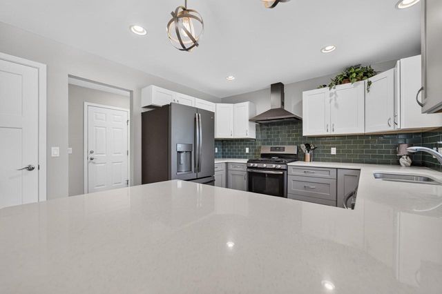 716 Holy Cross Way, Madison, WI 53704
