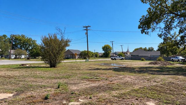 305 NW 2nd Street, Kerens, TX 75144