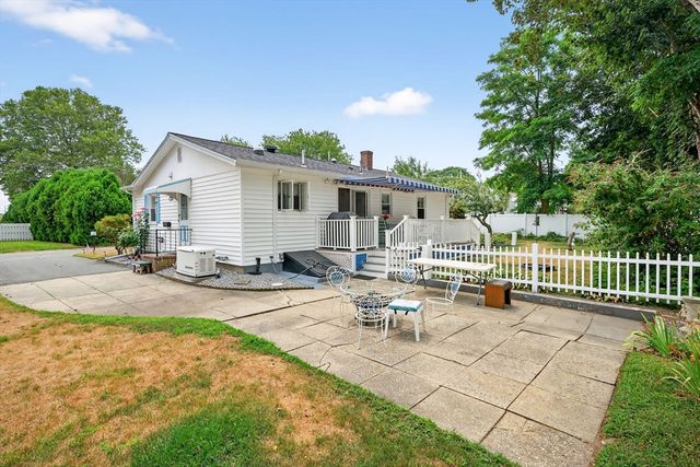 4 Lincoln Dr, Fairhaven, MA 02719