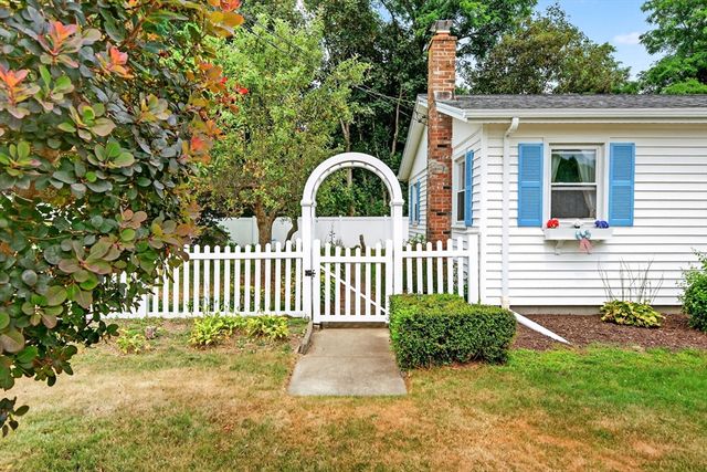 4 Lincoln Dr, Fairhaven, MA 02719