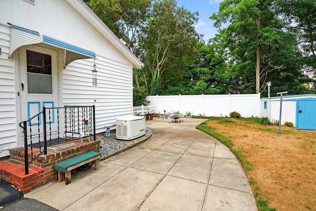 4 Lincoln Dr, Fairhaven, MA 02719
