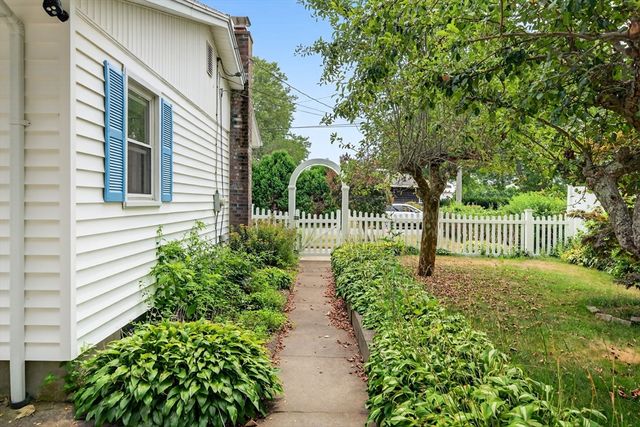 4 Lincoln Dr, Fairhaven, MA 02719