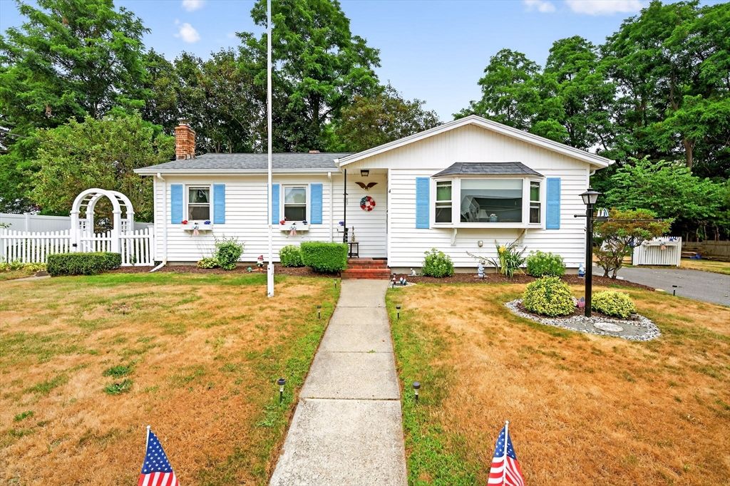 4 Lincoln Dr, Fairhaven, MA 02719