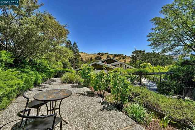 822 Regency Ct, Walnut Creek, CA 94597