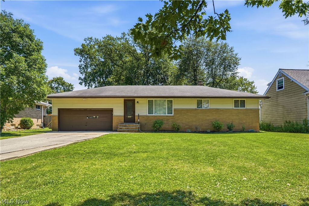 8985 Big Creek Pky, Strongsville, OH 44149
