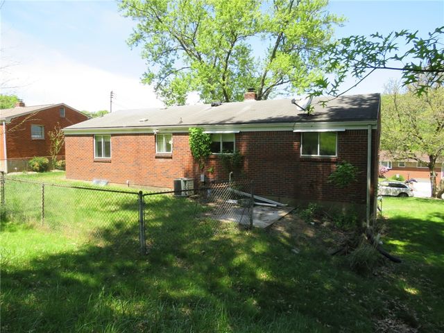 429 Woodrift Ln, Pleasant Hills, PA 15236
