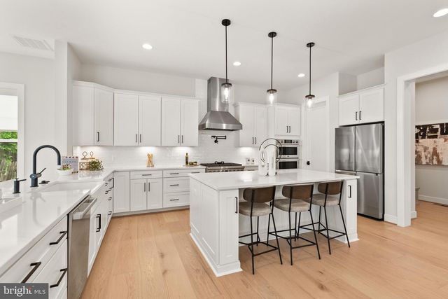 1212 DRAKE ST SW, Vienna, VA 22180