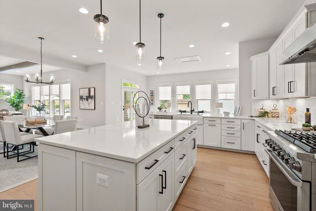 1212 DRAKE ST SW, Vienna, VA 22180