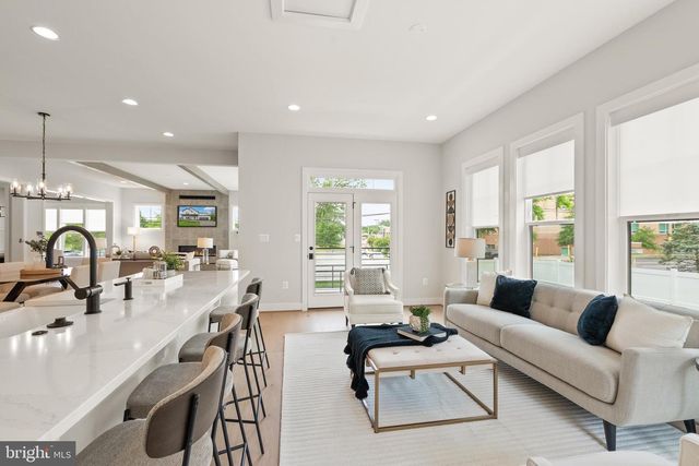 1212 DRAKE ST SW, Vienna, VA 22180