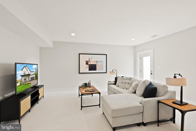 1212 DRAKE ST SW, Vienna, VA 22180