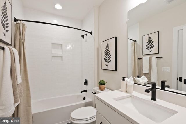 1212 DRAKE ST SW, Vienna, VA 22180