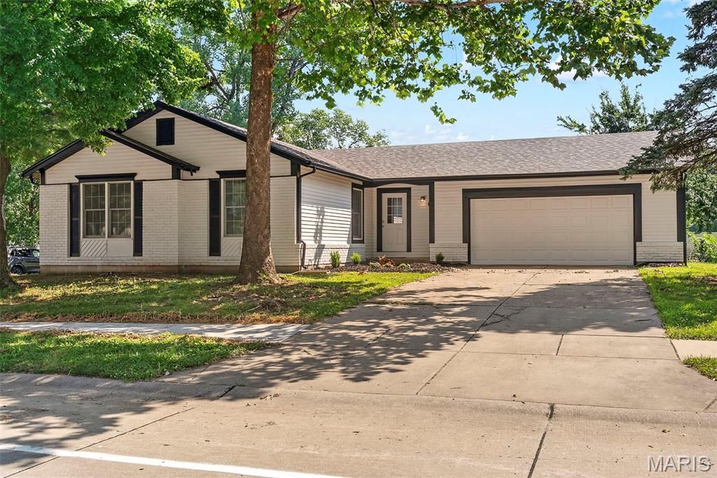 231 Laurelwood Drive, St Peters, MO 63376