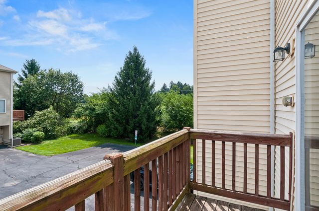584 LINCOLN STATION Drive, Oswego, IL 60543