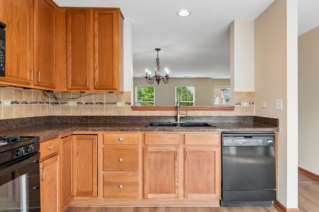 584 LINCOLN STATION Drive, Oswego, IL 60543