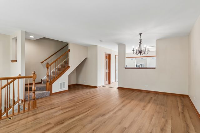 584 LINCOLN STATION Drive, Oswego, IL 60543