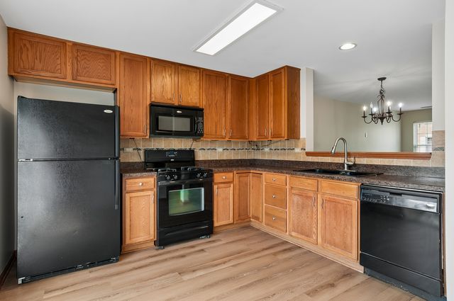584 LINCOLN STATION Drive, Oswego, IL 60543