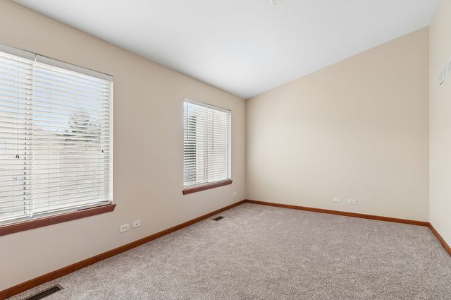 584 LINCOLN STATION Drive, Oswego, IL 60543